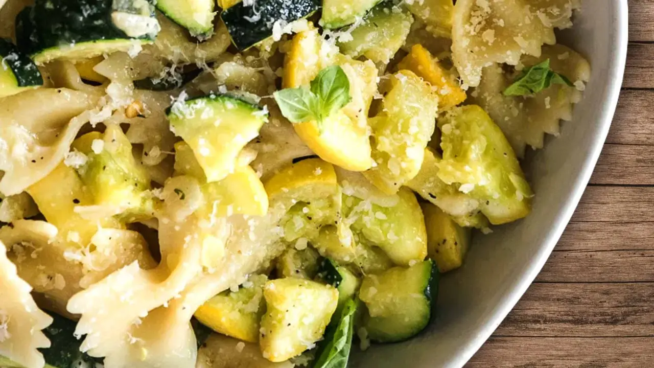 Farfalle-Nudeln mit Zucchini und Parmesan, ein einfaches Gericht, das zeigt, wie vielseitig Zucchini-Rezepte sein können.