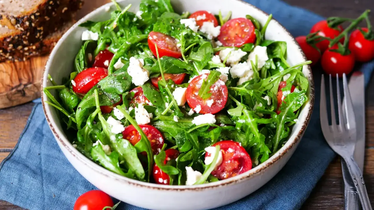 Frischer Rucola Salat mit Kirschtomaten und Feta. Ein leichter Genuss, perfekt zu Brot.