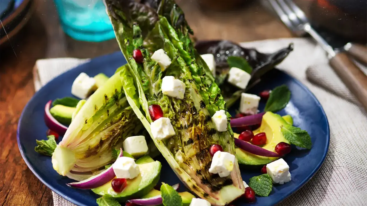 Gegrillter Romanasalat mit Avocado, Feta und Granatapfelkernen – ein köstliches Romanasalat Rezept.