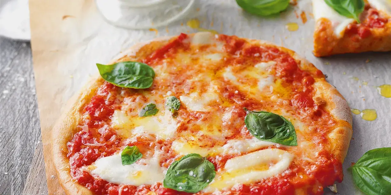 Eine köstliche, leichte Pizza Margherita mit frischem Basilikum und geschmolzenem Mozzarella.