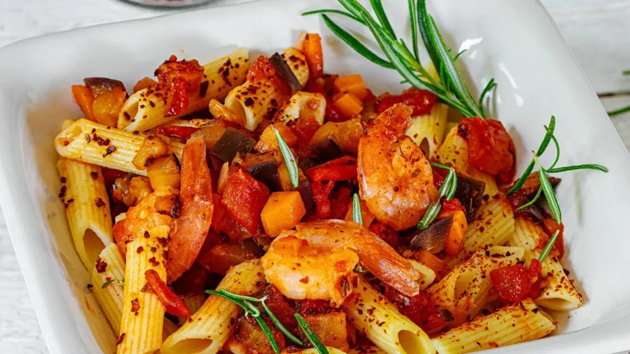 Herzhafte Penne mit saftigen Garnelen, mediterranem Gemüse und frischem Rosmarin. Ein Genuss für alle Sinne!
