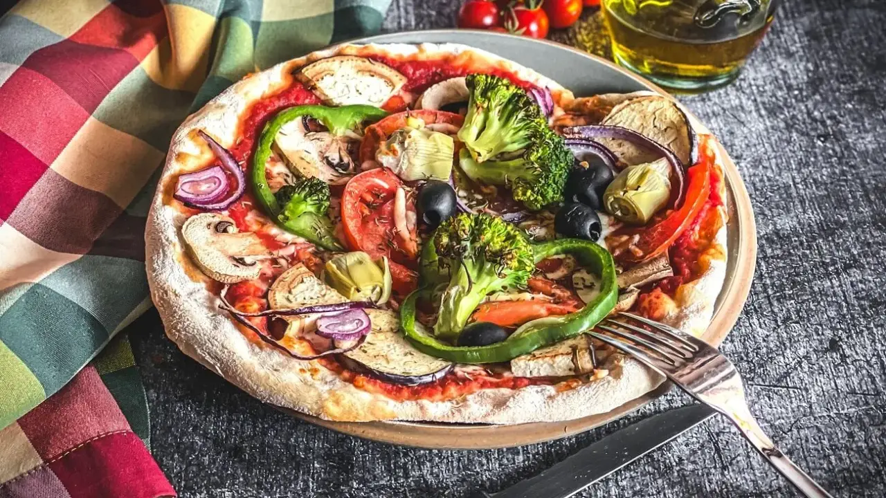 Eine bunte Pizza Veggie mit viel Gemüse wie Brokkoli, Paprika, Auberginen und Oliven.