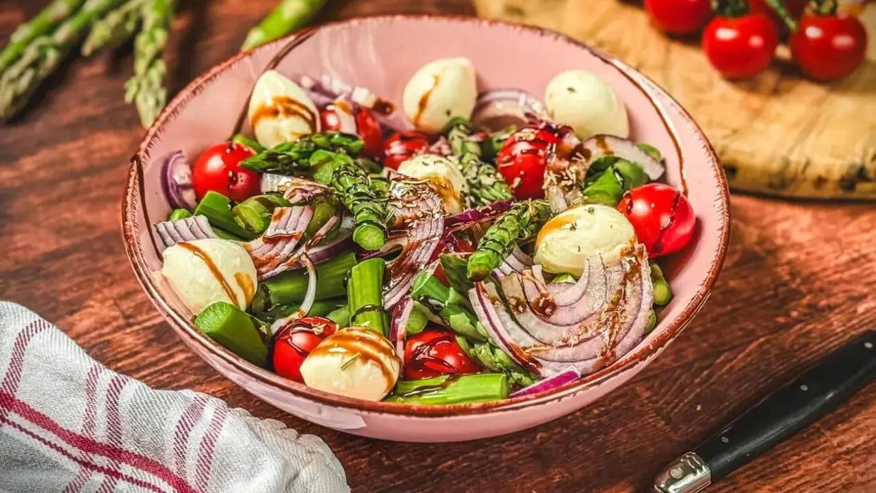 Frischer Spargelsalat mit Mozzarella, Tomaten und roten Zwiebeln, ein tolles Rezept für den Sommer.