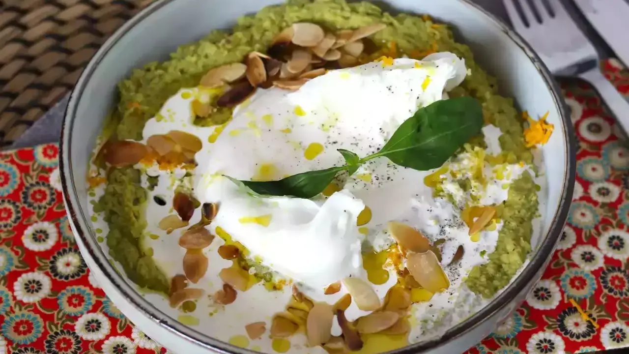 Cremige Burrata-Bowl mit grünem Püree, Mandelsplittern und Basilikum. Ein Genuss für Augen und Gaumen.