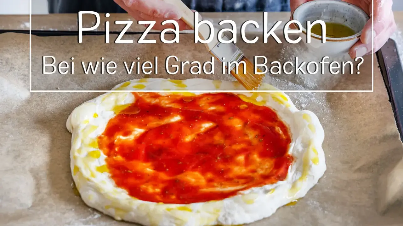 Pizza backen: Bei welcher Backofentemperatur gelingt sie perfekt? Ein roher Teig mit Tomatensauce und Olivenöl wartet auf den heißen Ofen.