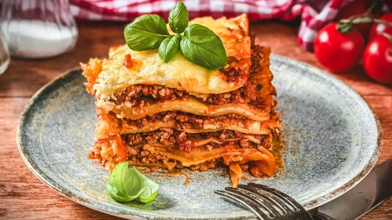 Ein köstliches Stück Lasagne, perfekt geschichtet und mit frischem Basilikum garniert. Dieses Lasagne Rezept ist ein Genuss!