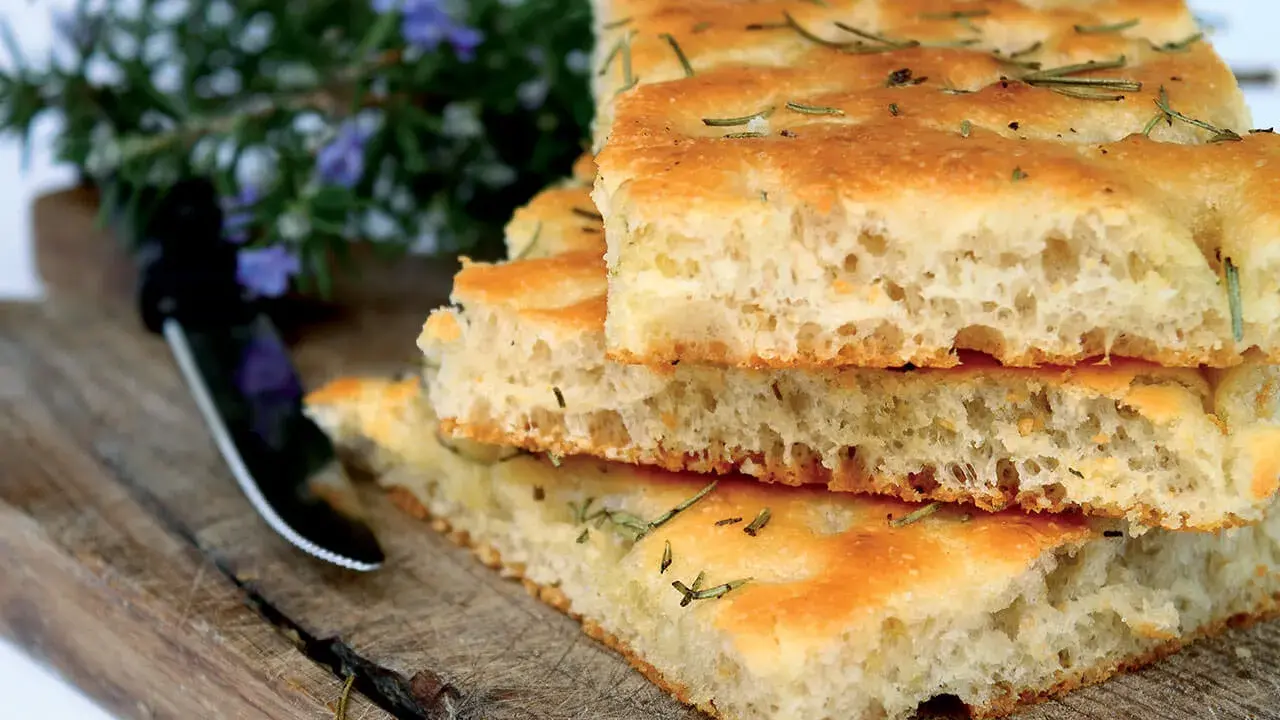 Stapel von knuspriger Focaccia mit Rosmarin, perfekt zum Belegen. Der Teig ist luftig und goldbraun gebacken.