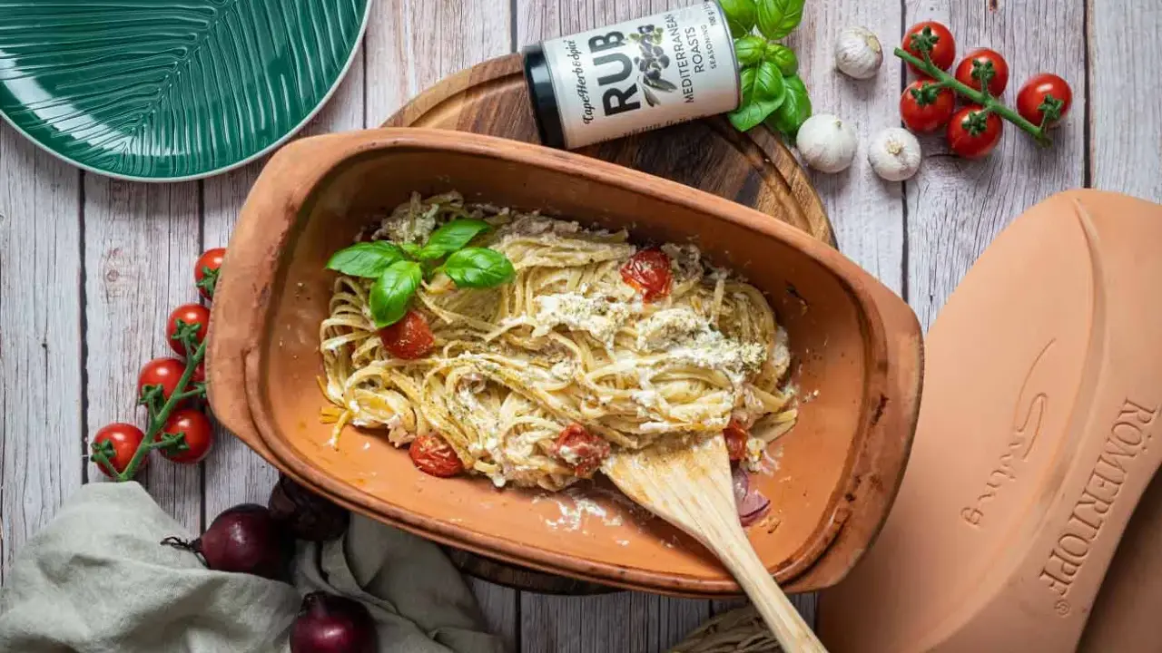 One Pot Pasta mit Feta, Tomaten und Basilikum, garniert mit mediterranen Kräutern. Ein einfaches und köstliches Gericht.