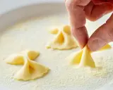 Hand formt Farfalle-Nudeln in feinem Grieß, einer semola Alternative.