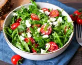 Frischer Rucola Salat mit Kirschtomaten und Feta. Ein leichter Genuss, perfekt zu Brot.