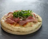 Fladenbrot mit Käse, Rucola und zartem **prosciutto schinken**.