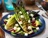 Gegrillter Romanasalat mit Avocado, Feta und Granatapfelkernen – ein köstliches Romanasalat Rezept.