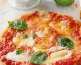 Eine köstliche, leichte Pizza Margherita mit frischem Basilikum und geschmolzenem Mozzarella.