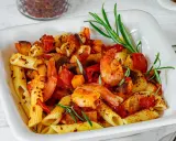 Herzhafte Penne mit saftigen Garnelen, mediterranem Gemüse und frischem Rosmarin. Ein Genuss für alle Sinne!
