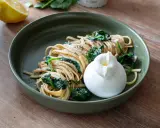 Pasta al limone mit Spinat und cremiger Burrata. Ein Hauch Zitrone und frischer Spinat treffen auf zarte Pasta und eine Kugel Burrata.