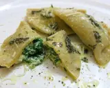 Mezzelune spinaci, gefüllt mit cremigem Spinat und Ricotta, beträufelt mit Olivenöl und bestreut mit Parmesan.