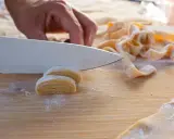 Frische Pasta wird mit einem Messer geschnitten. Der Teig muss ruhen, bevor er weiterverarbeitet wird.