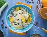 Erfrischender Fenchel-Orangen-Salat mit Pinienkernen und Kürbiskernen, garniert mit frischen Orangen und Fenchel.