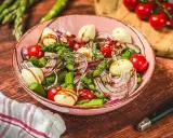 Frischer Spargelsalat mit Mozzarella, Tomaten und roten Zwiebeln, ein tolles Rezept für den Sommer.