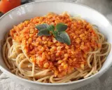 Herzhafte Linsen Bolognese auf Spaghetti, garniert mit frischen Kräutern. Ein köstliches, vegetarisches Gericht.