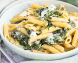 Penne-Nudeln mit cremiger Spinat-Gorgonzola-Sauce und zerbröckeltem Gorgonzola.