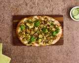Pinsa mit Zucchini und Basilikum, ein kulinarisches Erbe, das an die Pinsa Herkunft erinnert.