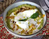 Cremige Burrata-Bowl mit grünem Püree, Mandelsplittern und Basilikum. Ein Genuss für Augen und Gaumen.