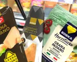 Drei Packungen Grana Padano und Parmigiano Reggiano liegen nebeneinander. Welcher Parmesan ist der beste? Die Auswahl ist groß!