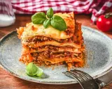 Ein köstliches Stück Lasagne, perfekt geschichtet und mit frischem Basilikum garniert. Dieses Lasagne Rezept ist ein Genuss!