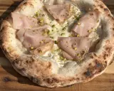Neapolitanische Pizza selber machen: Ein Genuss mit Mortadella, Pistazien und cremiger Käseschicht.