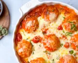 Ein köstlicher Tomate Mozzarella Auflauf mit geschmolzenem Käse und frischen Kräutern, bereit zum Genießen.