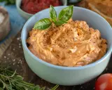 Cremige Tomatenbutter, perfekt für Ihr nächstes Tomatenbutter Rezept. Mit frischem Basilikum garniert und mit Pfeffer bestreut.