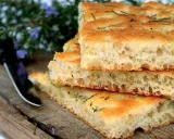 Stapel von knuspriger Focaccia mit Rosmarin, perfekt zum Belegen. Der Teig ist luftig und goldbraun gebacken.
