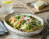 Spaghetti mit frischem Sauerampfer Pesto, Tomatenstücken und geriebenem Parmesan. Ein erfrischendes Gericht, das Lust auf mehr macht.