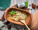One Pot Pasta mit Feta, Tomaten und Basilikum, garniert mit mediterranen Kräutern. Ein einfaches und köstliches Gericht.