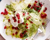 Frischer Fenchel-Apfel-Salat mit Granatapfelkernen und Ziegenkäse, garniert mit Dill. Ein leichter Genuss.