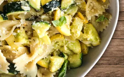 Farfalle-Nudeln mit Zucchini und Parmesan, ein einfaches Gericht, das zeigt, wie vielseitig Zucchini-Rezepte sein können.