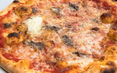 Eine knusprige Pizza Romana mit geschmolzenem Käse, Tomatensauce und dunklen, würzigen Belägen. Was ist drauf?