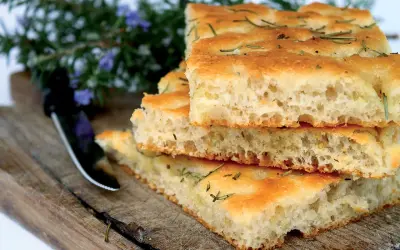 Stapel von knuspriger Focaccia mit Rosmarin, perfekt zum Belegen. Der Teig ist luftig und goldbraun gebacken.