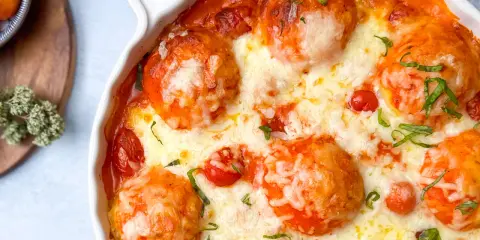 Ein köstlicher Tomate Mozzarella Auflauf mit geschmolzenem Käse und frischen Kräutern, bereit zum Genießen.