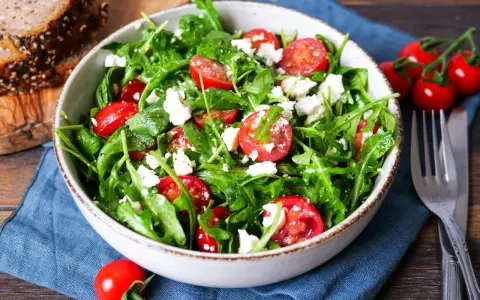 Frischer Rucola Salat mit Kirschtomaten und Feta. Ein leichter Genuss, perfekt zu Brot.