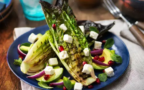 Gegrillter Romanasalat mit Avocado, Feta und Granatapfelkernen – ein köstliches Romanasalat Rezept.