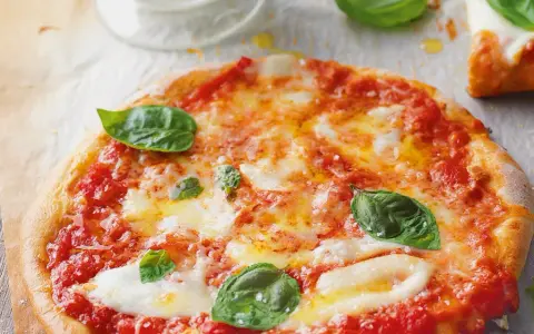Eine köstliche, leichte Pizza Margherita mit frischem Basilikum und geschmolzenem Mozzarella.