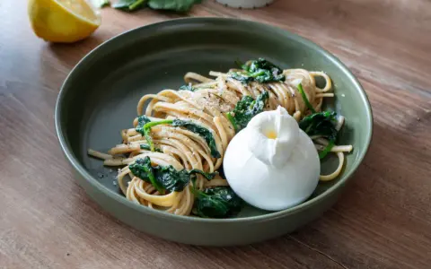 Pasta al limone mit Spinat und cremiger Burrata. Ein Hauch Zitrone und frischer Spinat treffen auf zarte Pasta und eine Kugel Burrata.
