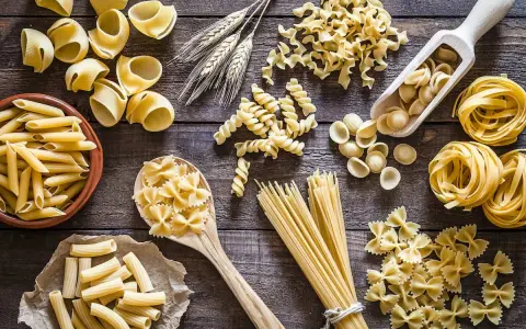 Vielfalt an Nudelsorten, die Lust aufs Nudeln selber machen machen. Von Penne bis Farfalle, alles für ein perfektes Pastagericht.