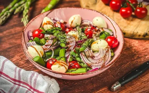 Frischer Spargelsalat mit Mozzarella, Tomaten und roten Zwiebeln, ein tolles Rezept für den Sommer.