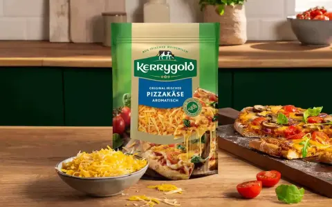 Kerrygold Pizzakäse, eine Mischung aus Emmentaler und anderen Käsesorten, liegt in einer Schüssel bereit für eine köstliche Pizza.