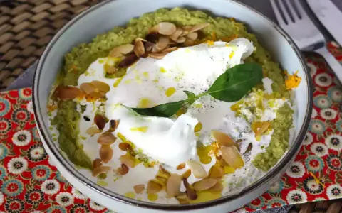 Cremige Burrata-Bowl mit grünem Püree, Mandelsplittern und Basilikum. Ein Genuss für Augen und Gaumen.