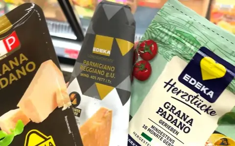 Drei Packungen Grana Padano und Parmigiano Reggiano liegen nebeneinander. Welcher Parmesan ist der beste? Die Auswahl ist groß!