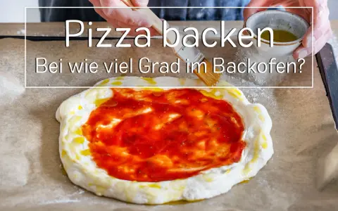 Pizza backen: Bei welcher Backofentemperatur gelingt sie perfekt? Ein roher Teig mit Tomatensauce und Olivenöl wartet auf den heißen Ofen.